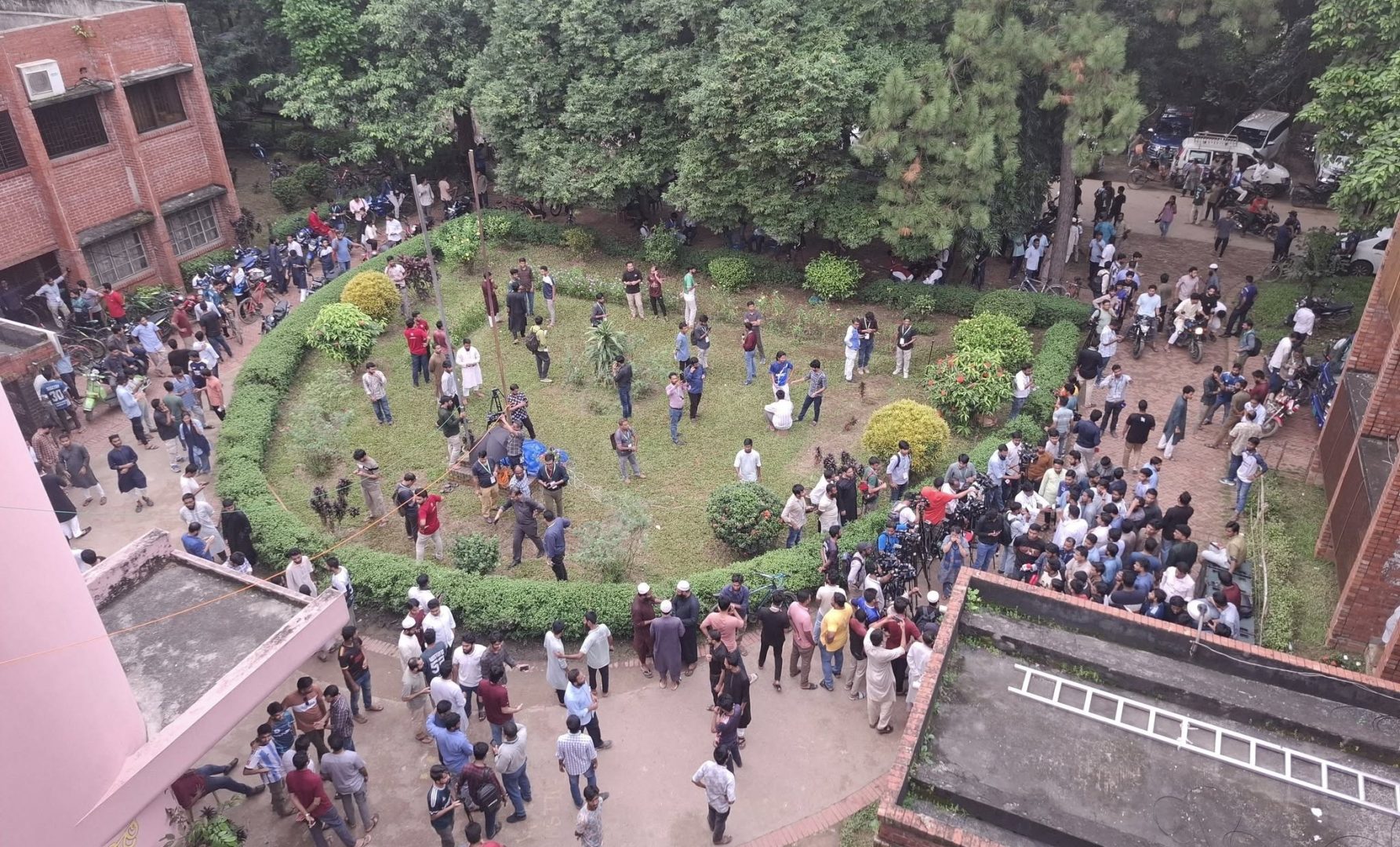 জাকসু নির্বাচন শেষ হওয়ার ২৪ ঘণ্টা পরও চলছিল ব্যালট গণনা। সিনেট ভবনে বসে থাকতে থাকতে হাঁপিয়ে পড়েন শিক্ষার্থীরা।