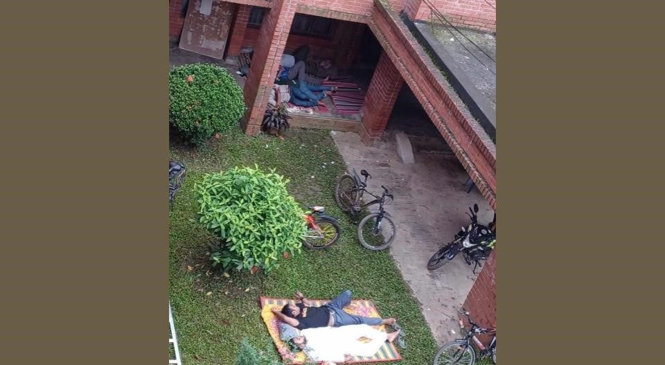 ক্লান্তি নিয়ে জাকসু নির্বাচনের ফলের অপেক্ষা জাহাঙ্গীরনগর বিশ্ববিদ্যালয়ের সিনেট ভবনে।
