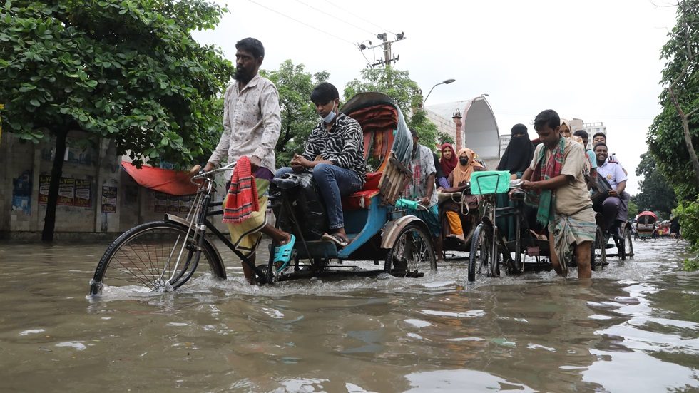 রবিবার রাত থেকেই ঢাকায় হালকা বৃষ্টি হচ্ছিল। গভীর রাতে বৃষ্টির মাত্রা বাড়লে তৈরি হয় জলাবদ্ধতা। ছবি : হারুন-অর-রশীদ