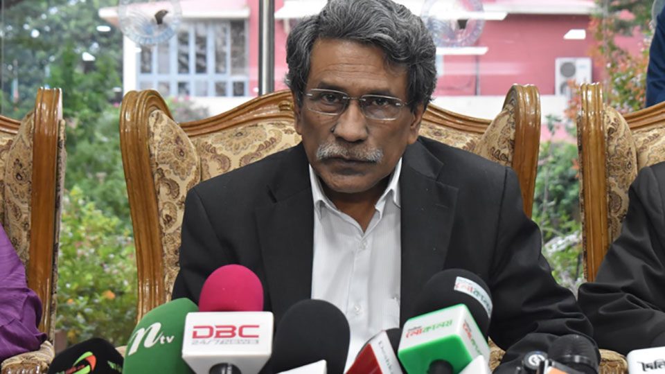 জাতীয় ঐকমত্য কমিশনের সহ সভাপতি অধ্যাপক আলী রীয়াজ রবিবার ঢাকায় ফরেইন সার্ভিস একাডেমিতে সাংবাদিকদের ব্রিফিং করেন। ছবি : বাসস