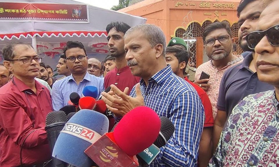 আইন, বিচার ও সংসদ বিষয়ক উপদেষ্টা ড. আসিফ নজরুল বুধবার বরিশাল নগরীর শংকর মঠ পূজা মণ্ডপ পরিদর্শন শেষে সাংবাদিকদের সাথে কথা বলেন। ছবি : বাসস