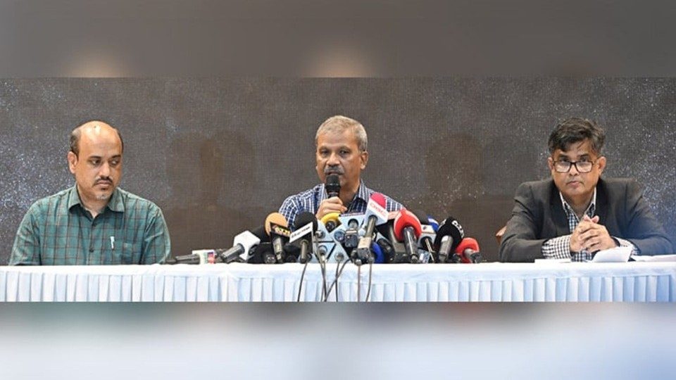 বৃহস্পতিবার উপদেষ্টা পরিষদের বৈঠক শেষে ফরেইন সার্ভিস একাডেমিতে আয়োজিত ব্রিফিংয়ে আইন উপদেষ্টা আসিফ নজরুল। ছবি : পিআইডি