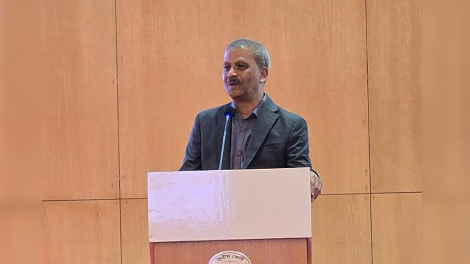 আইন উপদেষ্টা ড. আসিফ নজরুল মঙ্গলবার সুপ্রিম কোর্ট মিলনায়তনে ‘অ্যাটর্নি জেনারেল’স অফিস ইন্টার্নশিপ প্রোগ্রাম-২০২৫’ শীর্ষক অনুষ্ঠানে বক্তব্য রাখেন। ছবি : বাসস