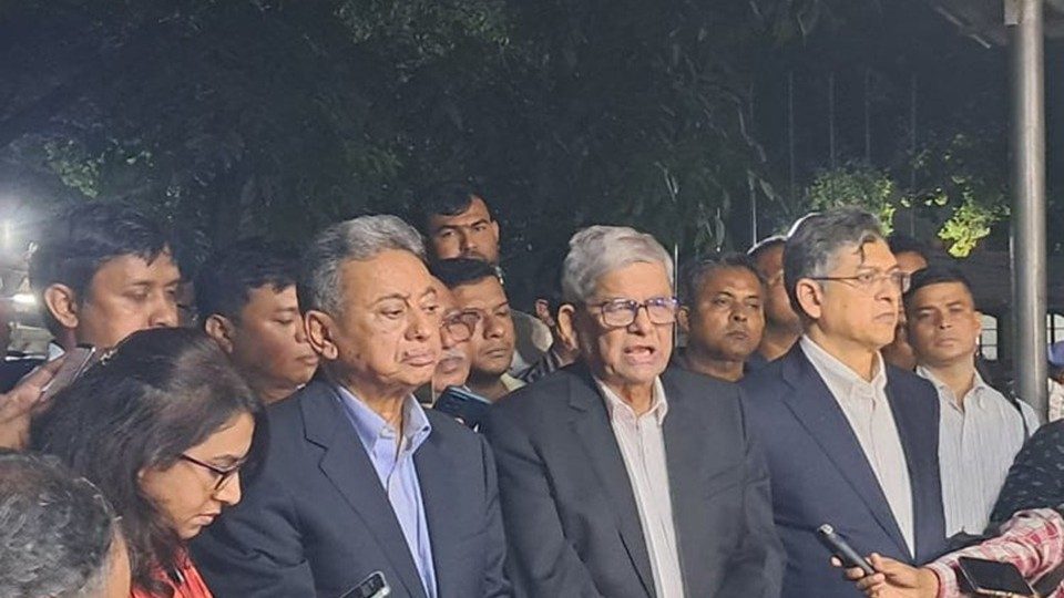 মঙ্গলবার রাতে প্রধান উপদেষ্টা ড. ইউনূসের সঙ্গে বৈঠক শেষে যমুনায় সাংবাদিকদের সঙ্গে কথা বলেন বিএনপি মহাসচিব। ছবি : বাসস