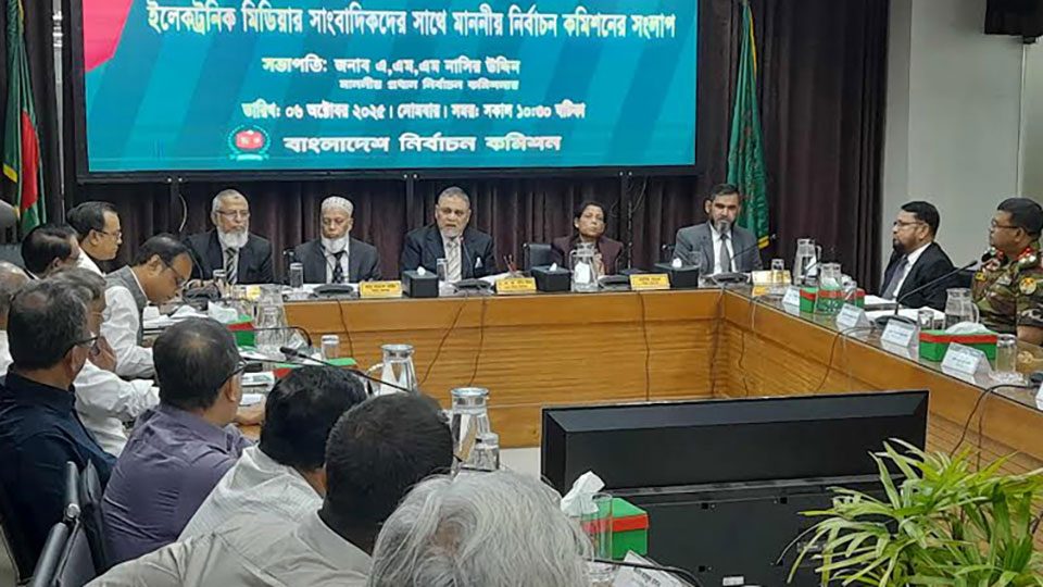 প্রধান নির্বাচন কমিশনার এএমএম নাসির উদ্দিন সোমবার আগারগাঁওয়ে নির্বাচন কমিশন সচিবালয়ের সম্মেলনকক্ষে সাংবাদিকদের সঙ্গে মতবিনিময় করেন। ছবি : বাসস