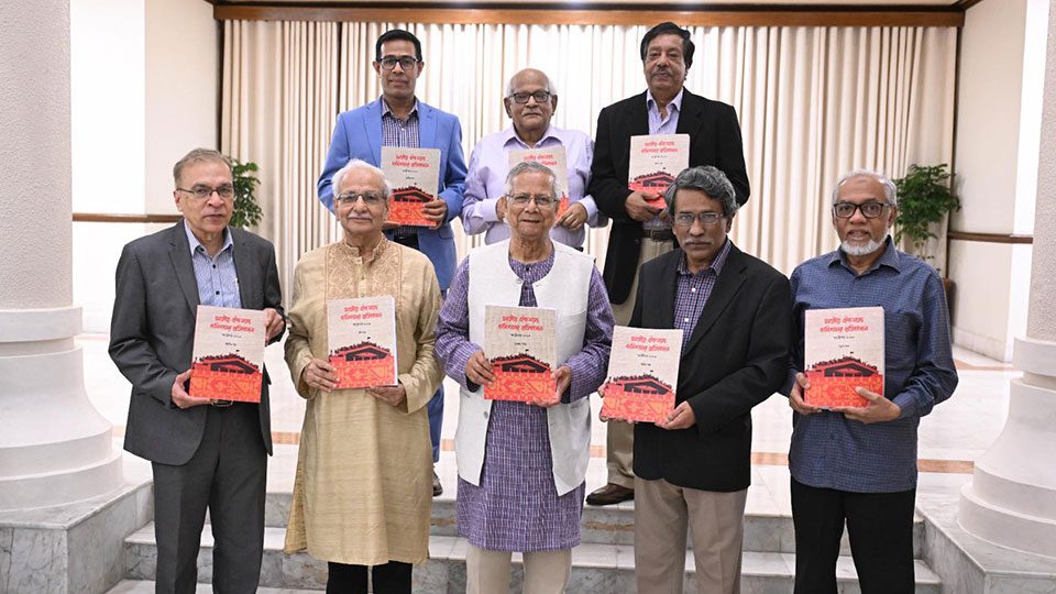 বুধবার রাষ্ট্রীয় অতিথি ভবন যমুনায় প্রধান উপদেষ্টার কাছে আট খণ্ডের প্রতিবেদন হস্তান্তর করেন জাতীয় ঐকমত্য কমিশনের সদস্যরা। ছবি : প্রধান উপদেষ্টার ফেইসবুক পেইজ