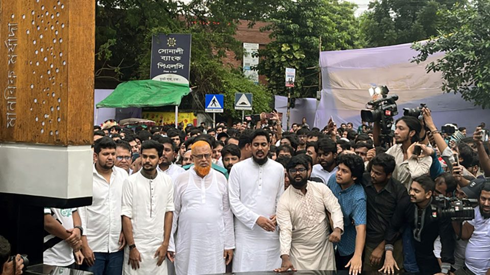 মঙ্গলবার বুয়েট সংলগ্ন পলাশী গোলচত্বরে ‘আগ্রাসনবিরোধী আট স্তম্ভ’ উদ্বোধন করা হয়। ছবি : বাসস