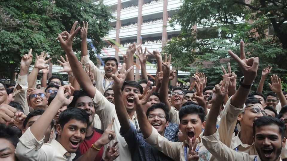 ২০২৫ সালের এইচএসসি ও সমমান পরীক্ষার ফলাফলের পর নটর ডেম কলেজের শিক্ষার্থীরা। ১৬ অক্টোবর ২০২৫। ছবি : হারুন-অর-রশীদ রুবেল