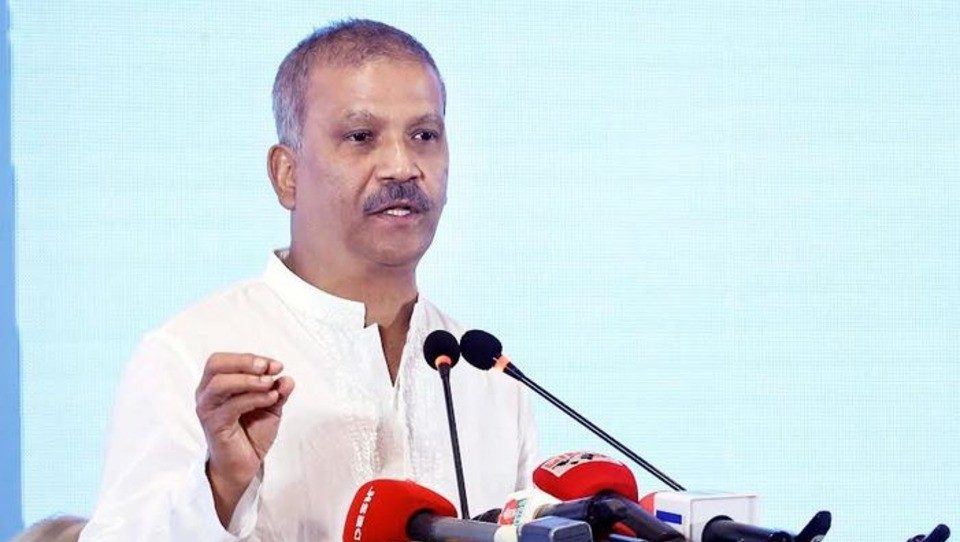 আইন, বিচার ও সংসদ বিষয়ক উপদেষ্টা ড. আসিফ নজরুল শনিবার রাজধানীর একটি হোটেলে ‘জাতীয় মানবাধিকার কমিশন অধ্যাদেশ, ২০২৫’ এর খসড়া বিষয়ক জাতীয় আলোচনা সভায় বক্তব্য দেন। ছবি : বাসস