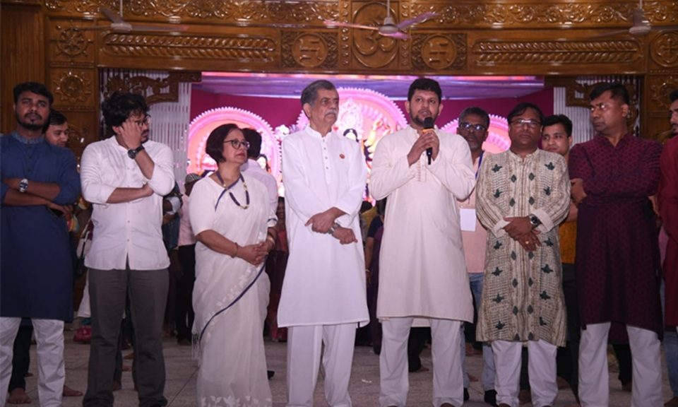 বুধবার ঢাকা বিশ্ববিদ্যালয়ের জগন্নাথ হলে শারদীয় দুর্গোৎসবে কথা বলেন তথ্য ও সম্প্রচার উপদেষ্টা মো. মাহফুজ আলম। ছবি : বাসস