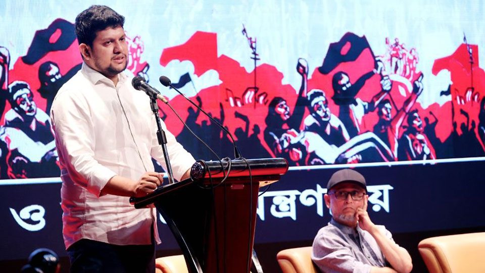 মঙ্গলবার জাতীয় জাদুঘরের শহীদ আবরার ফাহাদের ষষ্ঠ শাহাদতবার্ষিকী উপলক্ষ্যে জুলাই গণঅভ্যুত্থানভিত্তিক প্রামাণ্যচিত্র প্রদর্শনীর উদ্বোধনী অনুষ্ঠানে বক্তব্য দেন তথ্য উপদেষ্টা মাহফুজ আলম। ছবি : বাসস