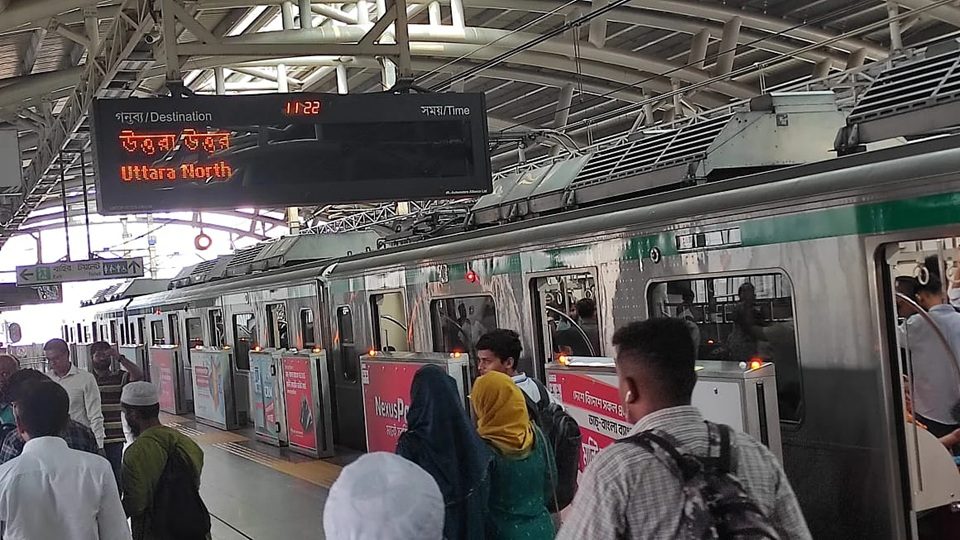 চালুর পর কারওয়ান বাজার স্টেশনে যাত্রী নামছেন। ছবি : প্রথম আলো