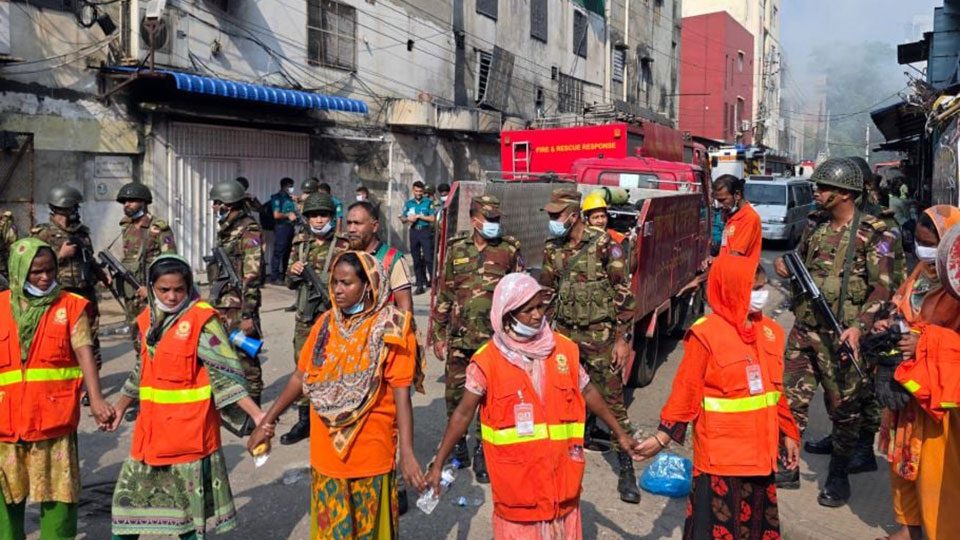 মিরপুরের শিয়ালবাড়িতে মঙ্গলবার পোশাক কারখানা ও রাসায়নিকের গুদামে আগুন লেগে ১৬ জন নিহত হয়েছে। ছবি : বাসস