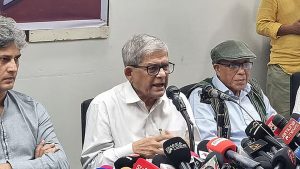 বক্তব্য দিচ্ছেন বিএনপি মহাসচিব মির্জা ফখরুল ইসলাম আলমগীর। বুধবার রাজধানীর জাতীয় প্রেসক্লাবে। ছবি : প্রথম আলো