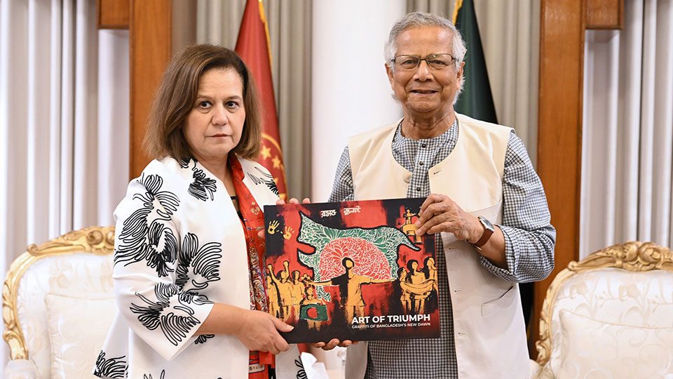 মঙ্গলবার যমুনায় প্রধান উপদেষ্টা অধ্যাপক ড. মুহাম্মদ ইউনূসের সঙ্গে সৌজন্য সাক্ষাৎ করেন তুরস্কের উপ-পররাষ্টমন্ত্রী এ. বেরিস একিনচি। ছবি : সিএ প্রেস উইং