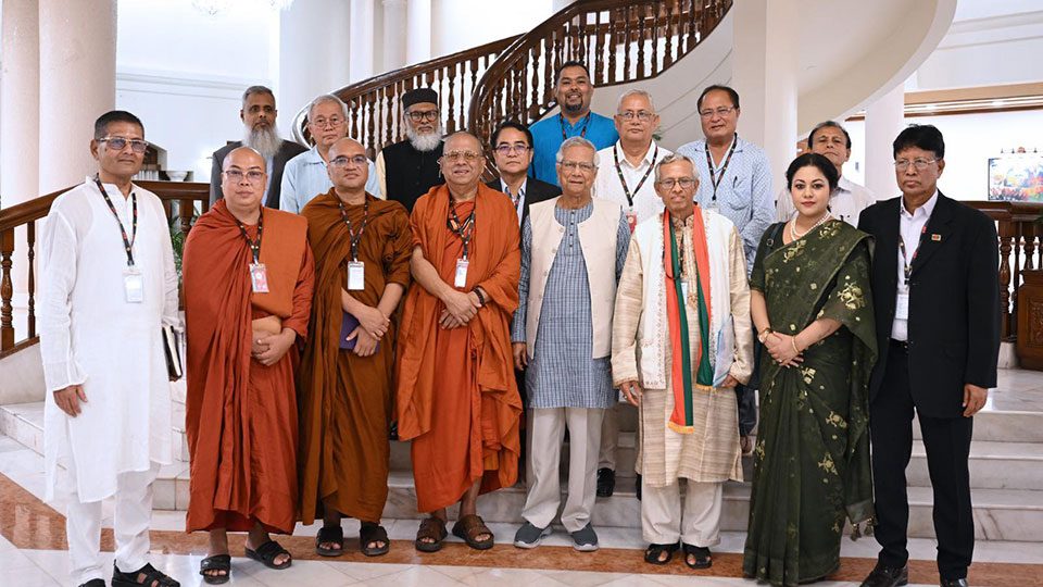 প্রধান উপদেষ্টা অধ্যাপক ড. মুহাম্মদ ইউনূসের সঙ্গে রবিবার রাষ্ট্রীয় অতিথি ভবন যমুনায় বৌদ্ধ ধর্মীয় নেতারা সাক্ষাৎ করেন। ছবি : প্রধান উপদেষ্টার প্রেস উইং