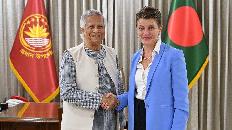 রাষ্ট্রীয় অতিথি ভবন যমুনায় মঙ্গলবার প্রধান উপদেষ্টা অধ্যাপক ড. মুহাম্মদ ইউনূসের সঙ্গে বাংলাদেশে জাতিসংঘের আবাসিক সমন্বয়কারী গুইন লুইস বিদায়ী সাক্ষাৎ করেছেন। ছবি : প্রধান উপদেষ্টার ফেইসবুক