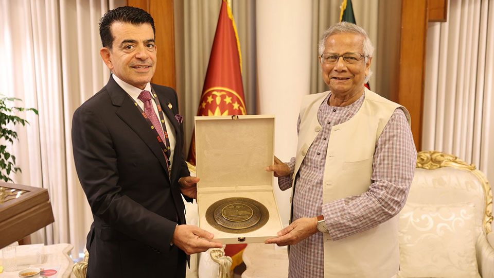 প্রধান উপদেষ্টা অধ্যাপক ড. মুহাম্মদ ইউনূসের সঙ্গে রাষ্ট্রীয় অতিথি ভবন যমুনায় সোমবার আইসেস্কো মহাপরিচালক ড. সালিম এম আল মালিক সৌজন্য সাক্ষাৎ করেন। ছবি: প্রধান উপদেষ্টার প্রেস উইং