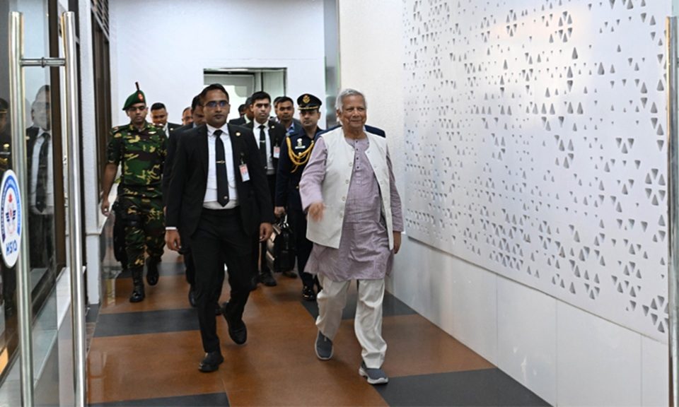 প্রধান উপদেষ্টা অধ্যাপক ড. মুহাম্মদ ইউনূস জাতিসংঘের ৮০তম অধিবেশনে যোগদান শেষে নিউ ইয়র্ক থেকে বৃহস্পতিবার দেশে ফিরেছেন। ছবি : প্রধান উপদেষ্টার প্রেস উইং