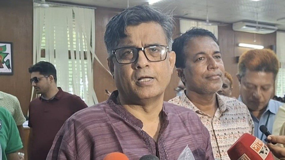 শুক্রবার দুপুরে নোবিপ্রবিতে জুলাই কন্যা ফাউন্ডেশনের উদ্যোগে আয়োজিত অনুষ্ঠানের সমাপনী ও পুরস্কার বিতরণ শেষে সাংবাদিকদের সঙ্গে কথা বলেন প্রধান উপদেষ্টার প্রেস সচিব শফিকুল আলম। ছবি : বাসস