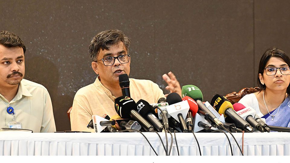 বুধবার ফরেইন সার্ভিস একাডেমিতে প্রধান উপদেষ্টার প্রেস সচিব শফিকুল আলম সাংবাদিকদের সঙ্গে কথা বলেন। ছবি : পিআইডি