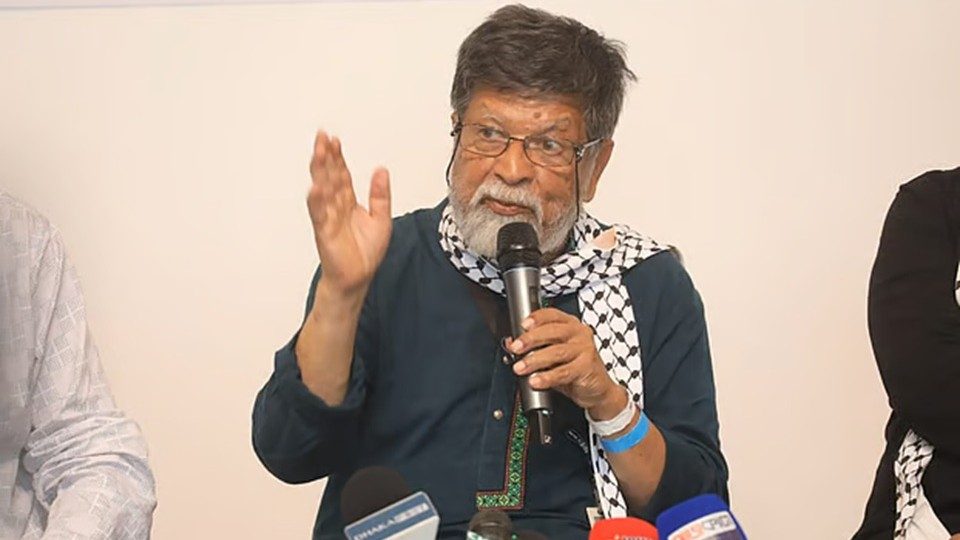 ইসরায়েলি বাহিনীর হাতে নিজের বন্দিদশার অভিজ্ঞতা তুলে ধরতে শনিবার বিকালে সংবাদ সম্মেলনের আয়োজন করেন আলোকচিত্রী শহিদুল আলম। ছবি : প্রথম আলো