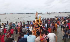 বৈরী আবহাওয়ার মধ্যেও বিসর্জন দেখতে পতেঙ্গা সমুদ্রসৈকতে মানুষের ঢল নামে। ছবি : বাসস