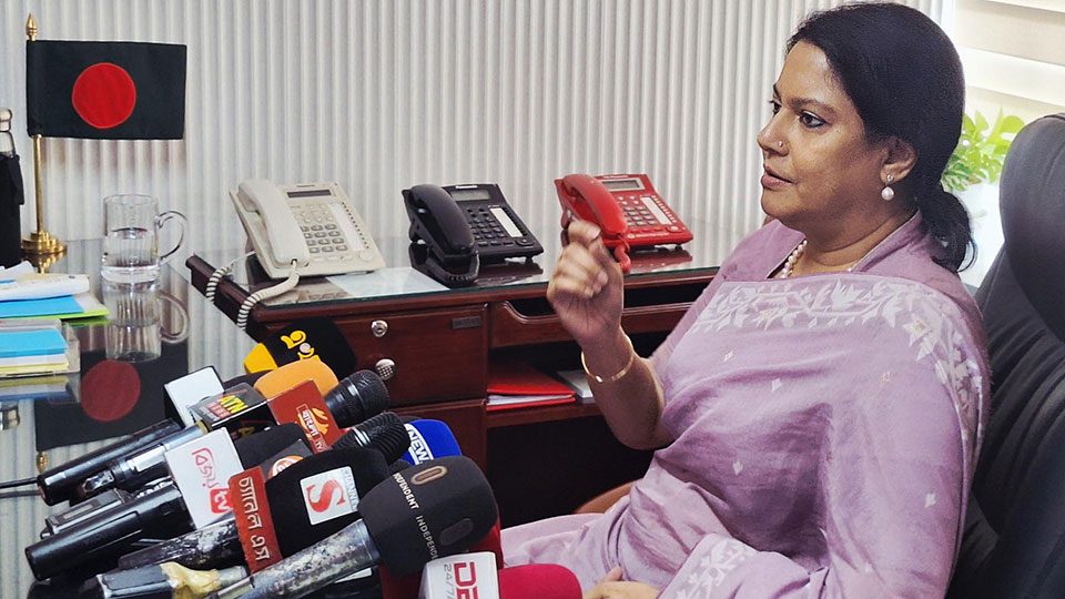 পরিবেশ, বন ও জলবায়ু পরিবর্তনবিষয়ক উপদেষ্টা সৈয়দা রিজওয়ানা হাসান বুধবার সচিবালয়ে সমসাময়িক নানা বিষয়ে সাংবাদিকদের ব্রিফ করেন। ছবি : পিআইডি