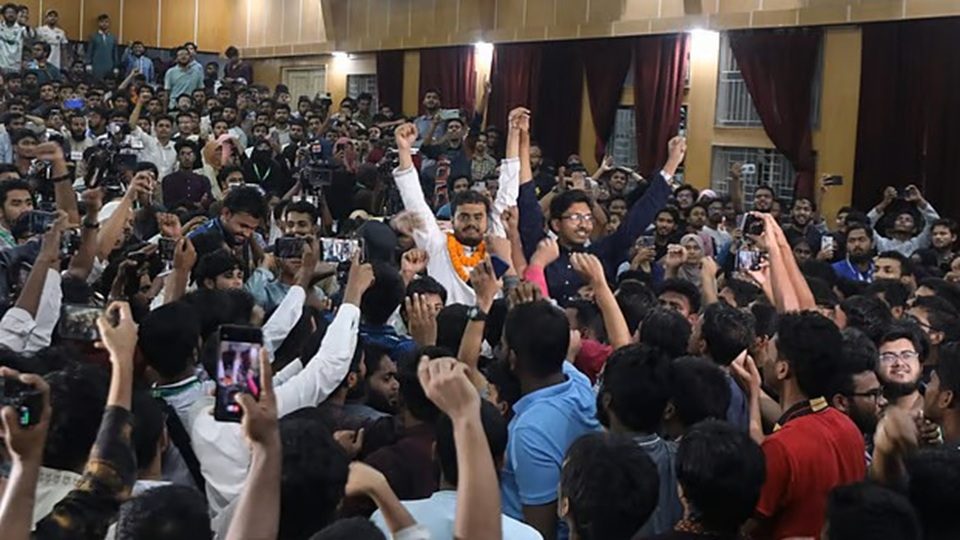 ফলাফল ঘোষণার পর চাকসুর নতুন ভিপি মো. ইব্রাহিম হোসেন (সাদা পাঞ্জাবি) ও জিএস সাঈদ বিন হাবিব। ব্যবসায় প্রশাসন অনুষদ ভবন, ১৬ অক্টোবর ২০২৫। ছবি : প্রথম আলো