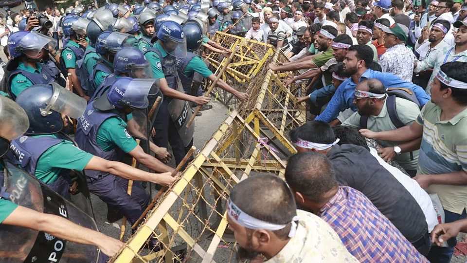 শিক্ষক-কর্মচারীরা কেন্দ্রীয় শহীদ মিনার থেকে মিছিল নিয়ে বেলা ২টায় শাহবাগ মোড়ের উদ্দেশে রওনা দেন। পথে শাহবাগের প্রবেশমুখে পুলিশ ব্যারিকেড দিয়ে রাখে। পরে ব্যারিকেড ভেঙে শিক্ষক-কর্মচারীরা শাহবাগ অবরোধ করে অবস্থান নেন। ছবি : প্রথম আলো