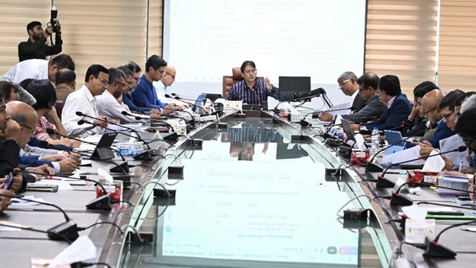 ঢাকায় বিনিয়োগ সমন্বয় কমিটির পঞ্চম সভায় সভাপতিত্ব করেন প্রধান উপদেষ্টার আন্তর্জাতিক বিষয়ক বিশেষ দূত লুৎফে সিদ্দিকী। ছবি : বাসস