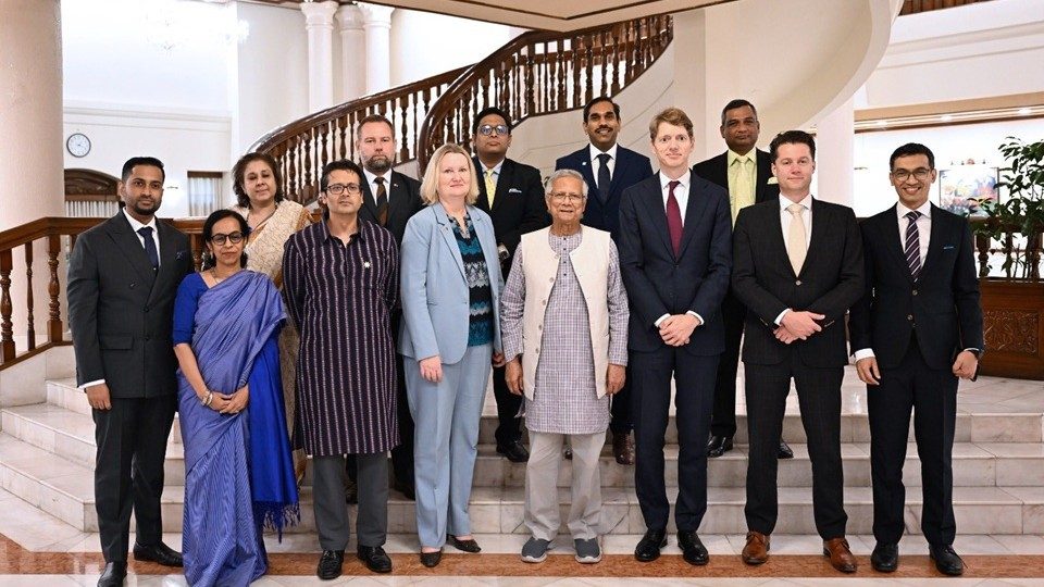 সোমবার যমুনায় অধ্যাপক ড. মুহাম্মদ ইউনূসের সঙ্গে সাক্ষাৎ করে মায়ের্স্ক গ্রুপ ও ডেনিশ সরকারের একটি প্রতিনিধিদল। ছবি : প্রধান উপদেষ্টার ফেইসবুক