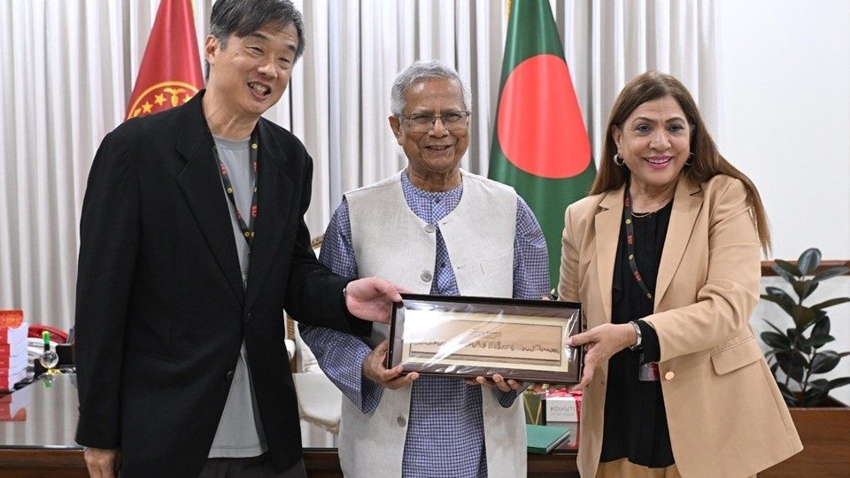 শনিবার রাষ্ট্রীয় অতিথি ভবন যমুনায় প্রধান উপদেষ্টা ড. মুহাম্মদ ইউনূসের সঙ্গে সিঙ্গাপুরের ক্যানসার বিশেষজ্ঞ প্রফেসর তো হান চংয়ের সাক্ষাৎ। ছবি : প্রধান উপদেষ্টার প্রেস উইং