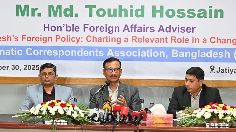 রোববার জাতীয় প্রেসক্লাবে ‘বাংলাদেশের পররাষ্ট্রনীতি: পরিবর্তনশীল বিশ্বে প্রাসঙ্গিক ভূমিকা সংজ্ঞায়ন’ শীর্ষক আলোচনা সভায় পররাষ্ট্র উপদেষ্টা তৌহিদ হোসেন। ছবি : বাসস