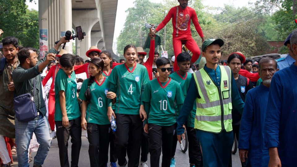 490317_n বর্ষবরণের শোভাযাত্রায় অংশ নিয়েছেন জাতীয় নারী দলের ফুটবলাররা। ছবি: বাফুফে