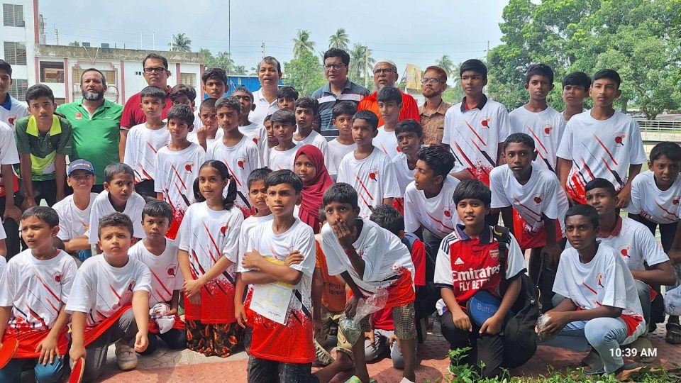 সারা দেশে টেবিল টেনিস ছড়িয়ে দেওয়ার উদ্যোগের অংশ হিসেবে কর্মকর্তা বিভিন্ন জেলায় ঘুরে অনুশীলন দিচ্ছেন। ছবি: সংগৃহীত