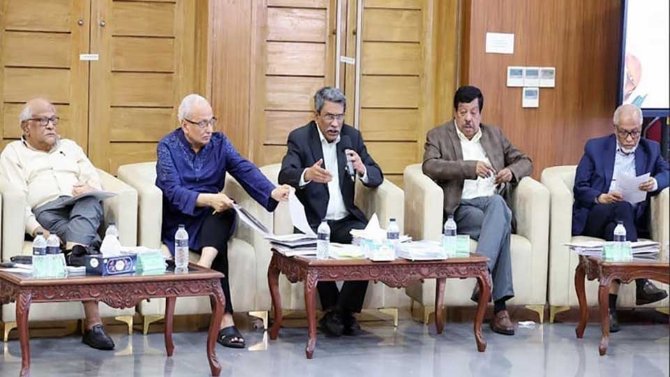 জাতীয় ঐকমত্য কমিশনের সহ-সভাপতি অধ্যাপক ড. আলী রীয়াজ সোমবার রাজধানীর ফরেইন সার্ভিস একাডেমিতে রাজনৈতিক দলগুলোর সাথে দ্বিতীয় পর্যায়ের ২০তম দিনের বৈঠকে বক্তৃতা দেন। ছবি : বাসস