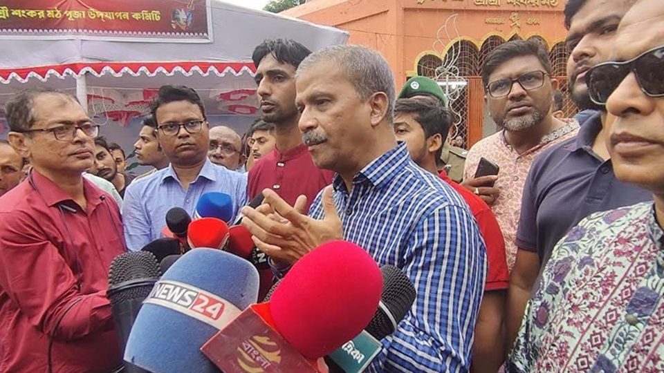 আইন, বিচার ও সংসদ বিষয়ক উপদেষ্টা ড. আসিফ নজরুল বুধবার বরিশাল নগরীর শংকর মঠ পূজা মণ্ডপ পরিদর্শন শেষে সাংবাদিকদের সাথে কথা বলেন। ছবি : বাসস