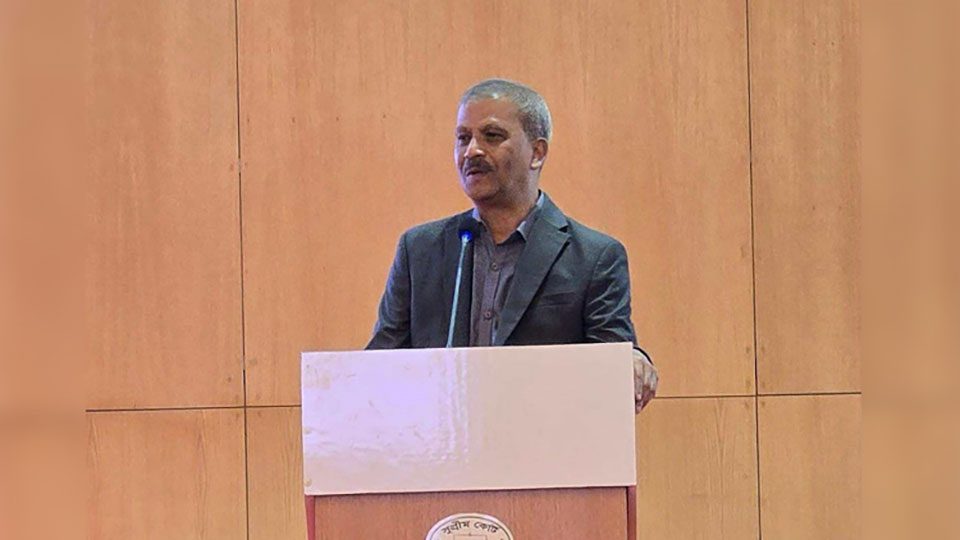আইন উপদেষ্টা ড. আসিফ নজরুল মঙ্গলবার সুপ্রিম কোর্ট মিলনায়তনে ‘অ্যাটর্নি জেনারেল’স অফিস ইন্টার্নশিপ প্রোগ্রাম-২০২৫’ শীর্ষক অনুষ্ঠানে বক্তব্য রাখেন। ছবি : বাসস