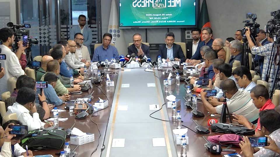 শনিবার রাজধানী ঢাকার উত্তরায় বিজিএমইএ সভাকক্ষে আয়োজিত সংবাদ সম্মেলন।