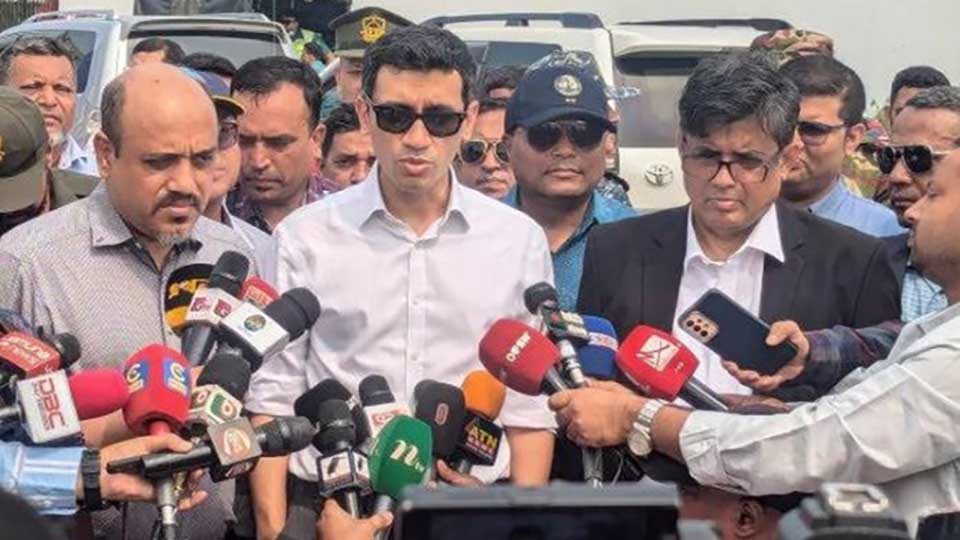 বৃহস্পতিবার চট্টগ্রাম বন্দরের লালদিয়া চর ও বে টার্মিনাল পরিদর্শন শেষে সাংবাদিকদের সঙ্গে কথা বলেন চৌধুরী আশিক মাহমুদ বিন হারুন। ছবি : বাসস