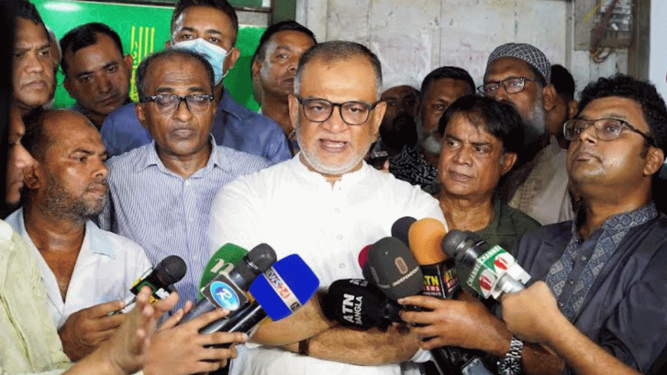 বাণিজ্য উপদেষ্টা শেখ বশিরউদ্দিন রবিবার রাজধানীর লালবাগে পোস্তা চামড়া আড়ত পরিদর্শন শেষে সাংবাদিকদের ব্রিফ করেন। ছবি : পিআইডি