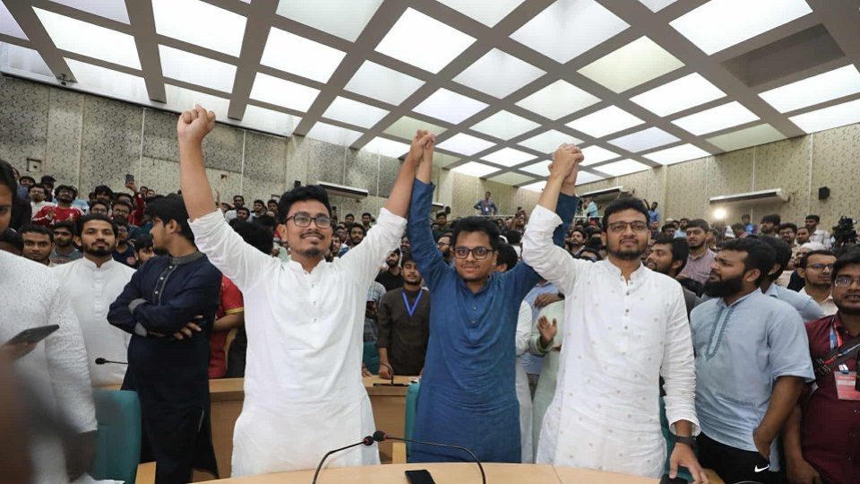 ডাকসুর ভিপি, জিএস ও এজিএস পদে জয়ী ছাত্রশিবির নেতা (বাঁ থেকে) মো. আবু সাদিক কায়েম, এস এম ফরহাদ ও মুহা. মহিউদ্দিন খান। বুধবার সকালে ঢাকা বিশ্ববিদ্যালয়ের সিনেট ভবনে। ছবি : হারুন-অর-রশীদ