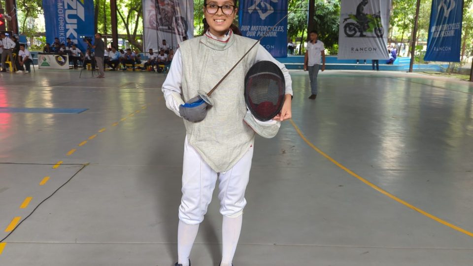 এমিলি রায় ইশা নার্স পেশায় থেকেও খেলছেন ফেন্সিং। ছবি: বদিউজ্জামান মিলন