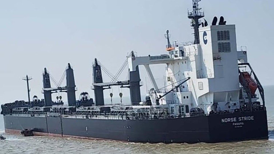 First US wheat shipment-norse stride-ctg port যুক্তরাষ্ট্র থেকে প্রথমবারের মতো আমদানিকৃত গম নিয়ে এমভি নোরস স্ট্রিড জাহাজটি শনিবার চট্টগ্রাম বন্দরের বহির্নোঙরে পৌঁছেছে। ছবি : পিআইডি