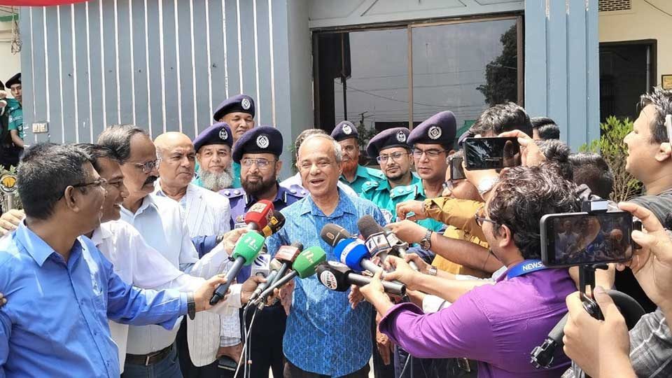 সিলেটে সাংবাদিকদের সঙ্গে কথা বলছেন স্বরাষ্ট্র ও কৃষি উপদেষ্টা মো. জাহাঙ্গীর আলম চৌধুরী।