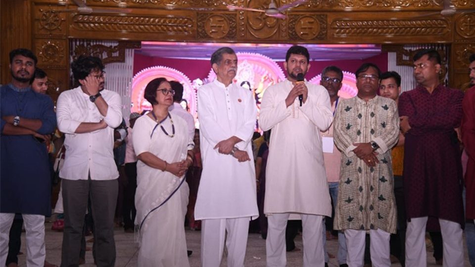 বুধবার ঢাকা বিশ্ববিদ্যালয়ের জগন্নাথ হলে শারদীয় দুর্গোৎসবে কথা বলেন তথ্য ও সম্প্রচার উপদেষ্টা মো. মাহফুজ আলম। ছবি : বাসস