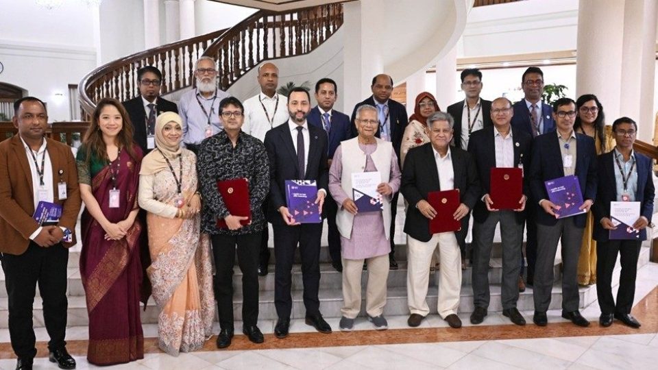 রাষ্ট্রীয় অতিথি ভবন যমুনায় প্রধান উপদেষ্টা অধ্যাপক ড. ইউনূসের উপস্থিতিতে শ্রম ও কর্মসংস্থান উপদেষ্টা ড. এম সাখাওয়াত হোসেন তিনটি কনভেনশন অনুসমর্থন পত্রে স্বাক্ষর করেন। ছবি : প্রধান উপদেষ্টার প্রেস উইং