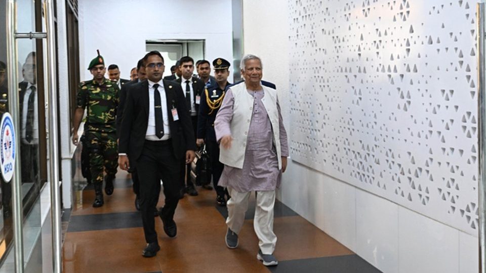 প্রধান উপদেষ্টা অধ্যাপক ড. মুহাম্মদ ইউনূস জাতিসংঘের ৮০তম অধিবেশনে যোগদান শেষে নিউ ইয়র্ক থেকে বৃহস্পতিবার দেশে ফিরেছেন। ছবি : প্রধান উপদেষ্টার প্রেস উইং