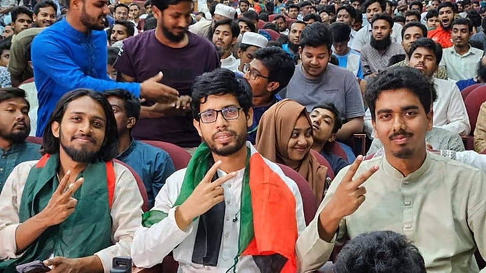 চূড়ান্ত ফল ঘোষণার সময় মোস্তাকুর রহমান জাহিদ (মাঝে), সালাউদ্দিন আম্মার (বাঁয়ে) ও এস এম সালমান সাব্বির (ডানে) বিজয় চিহ্ন দেখান। শুক্রবার সকালে রাজশাহী বিশ্ববিদ্যালয়ের কাজী নজরুল ইসলাম মিলনায়তনে। ছবি : প্রথম আলো